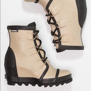 Sorel Joan Rain Wedge Short in Beach size 7